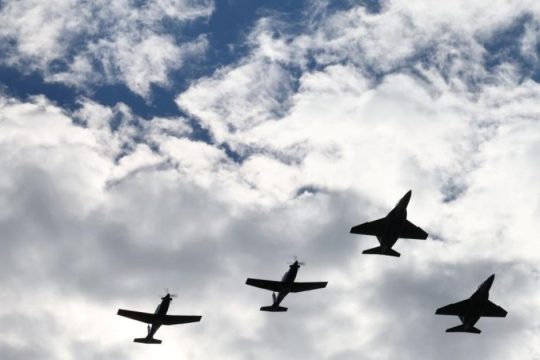 Εντυπωσιακές εικόνες πάνω από την Αθήνα: Δοκιμαστικές πτήσεις για την 25η Μαρτίου [βίντεο]